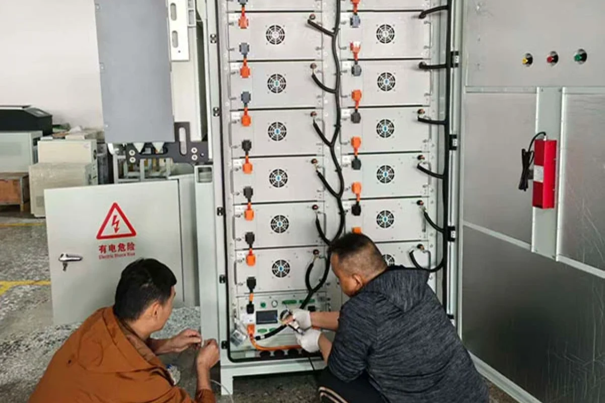 Hoyinno battery cabinet positioned in an equipment integration bay